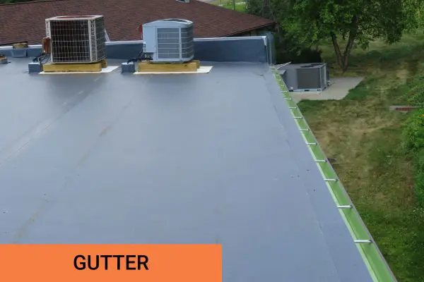 commercial roof with gutter for flat roof drainage